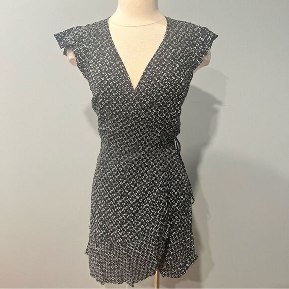 Abercrombie & Fitch Black & White Printed Short Sleeve Flutter Ruffle Wrap Dress - Picture 4 of 11